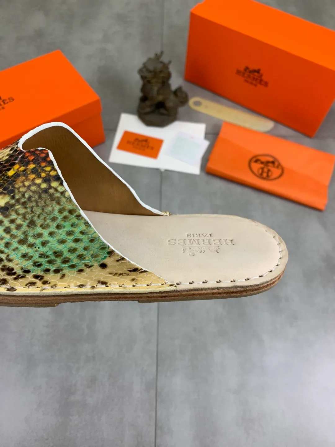 Men's men's shoes 💰P360 new model (genuine leather outsole series) new colors are coming simultaneously on the official website [HERMES] Hermès series: original development, original anatomy display, exclusive outsole [Material] Sole: original genuine leather sole with cow essence film 🌸. Fabric Original calfskin Lining: Imported cowhide, delicate and soft Code number: 38-44